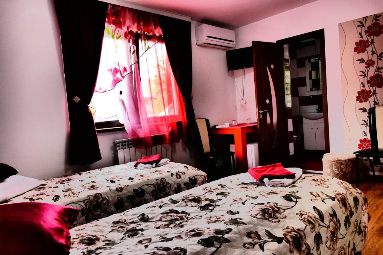 Hotel Pensiunea Roua Florilor Anina Esterno foto