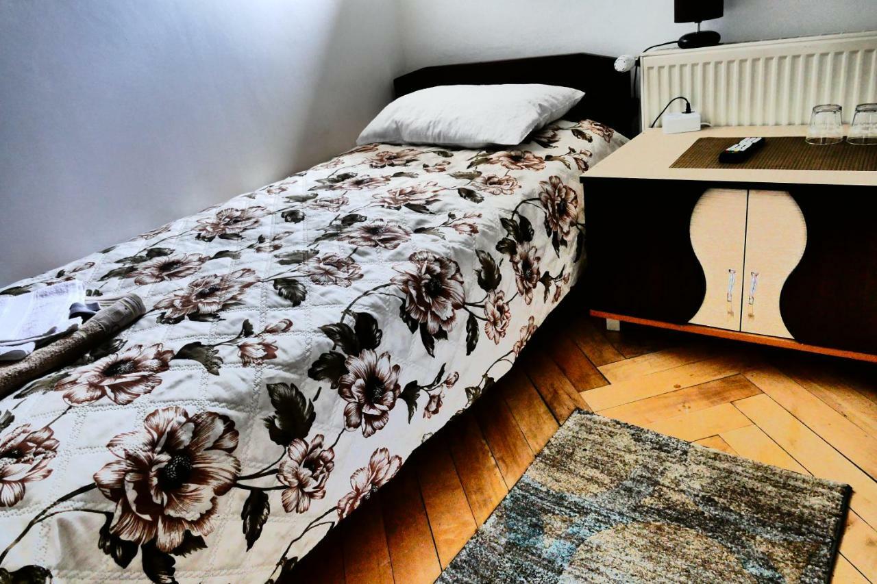 Hotel Pensiunea Roua Florilor Anina Esterno foto