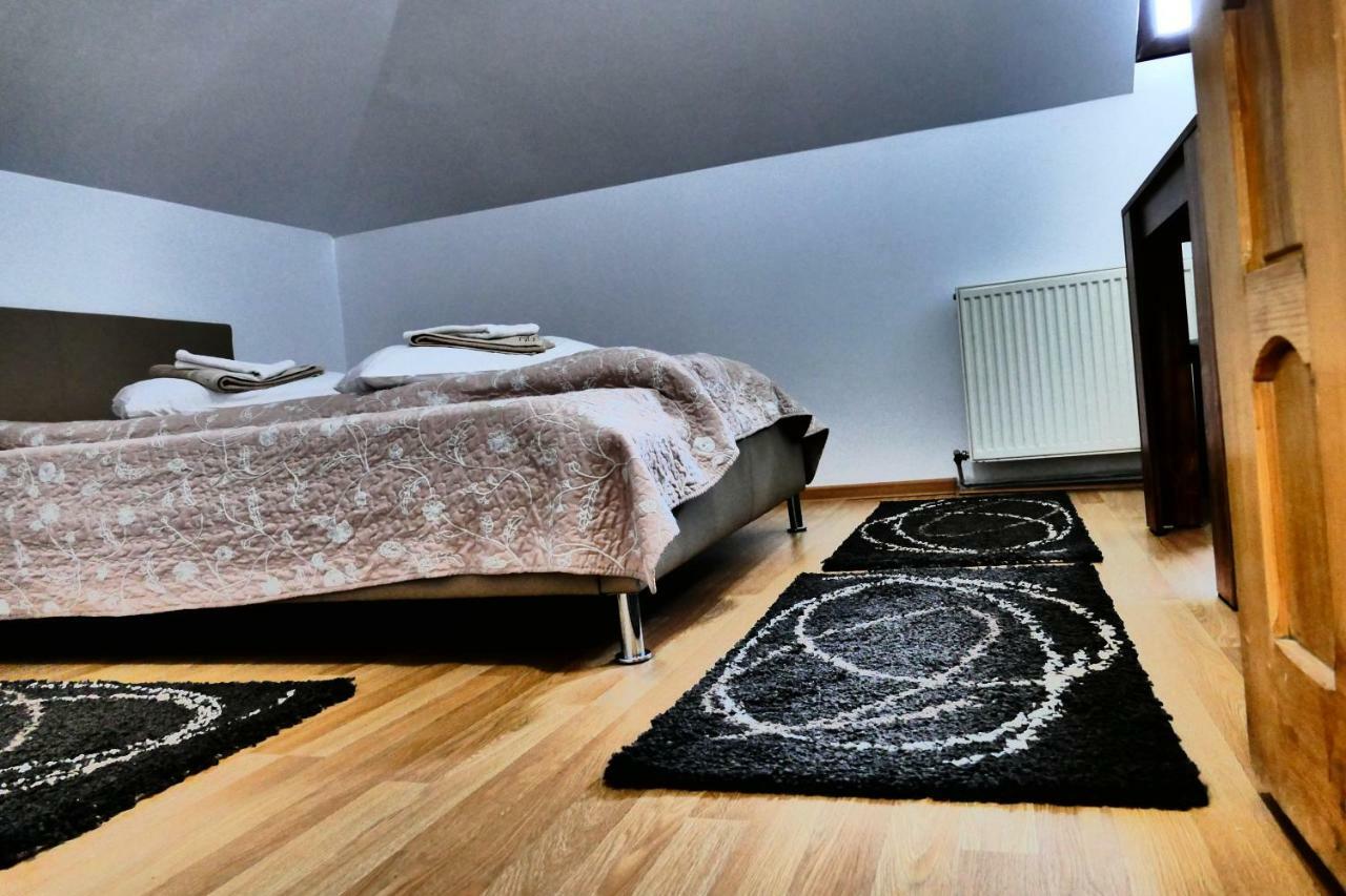 Hotel Pensiunea Roua Florilor Anina Esterno foto