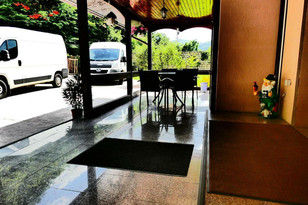 Hotel Pensiunea Roua Florilor Anina Esterno foto