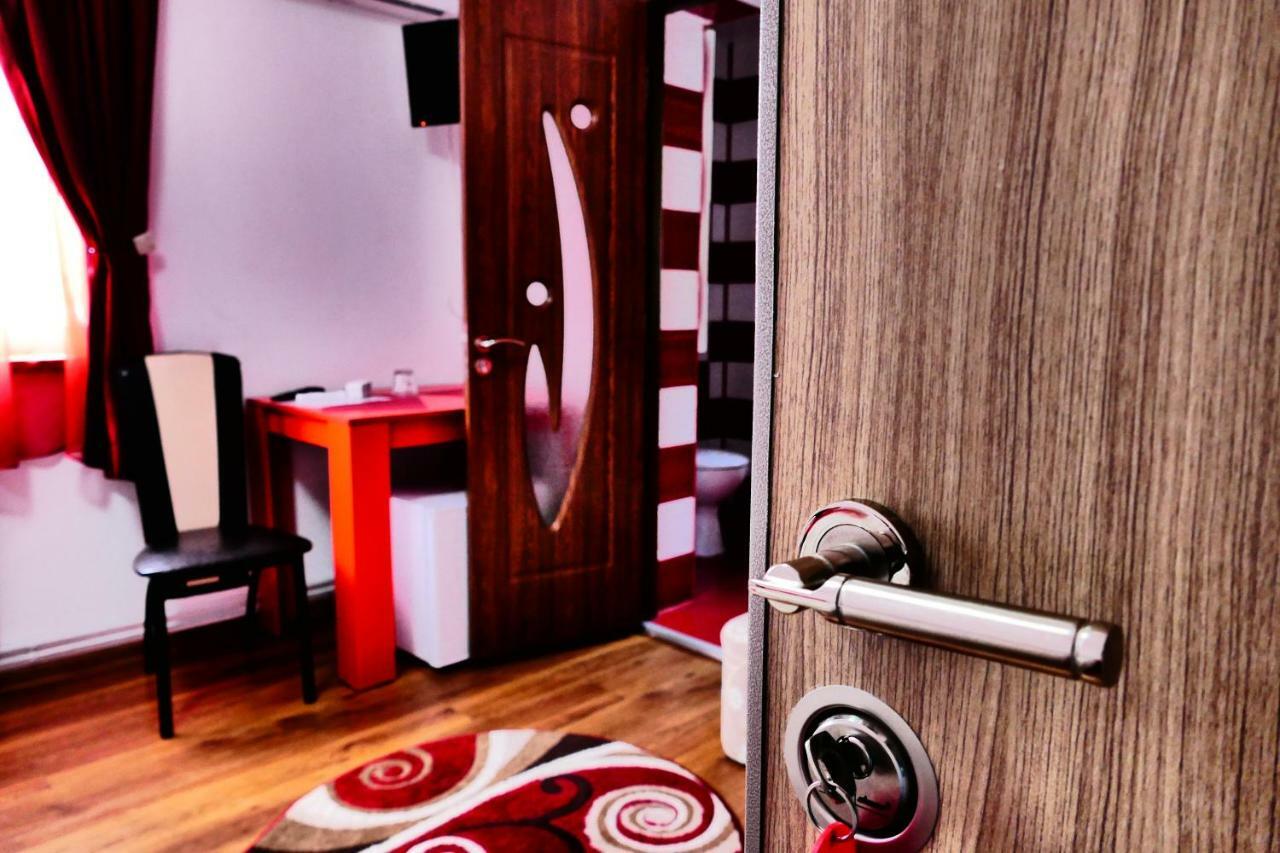 Hotel Pensiunea Roua Florilor Anina Esterno foto
