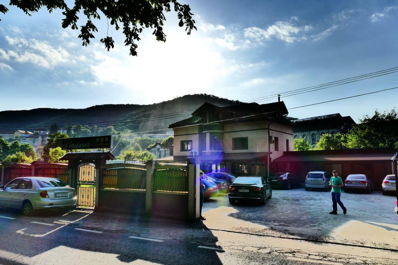 Hotel Pensiunea Roua Florilor Anina Esterno foto
