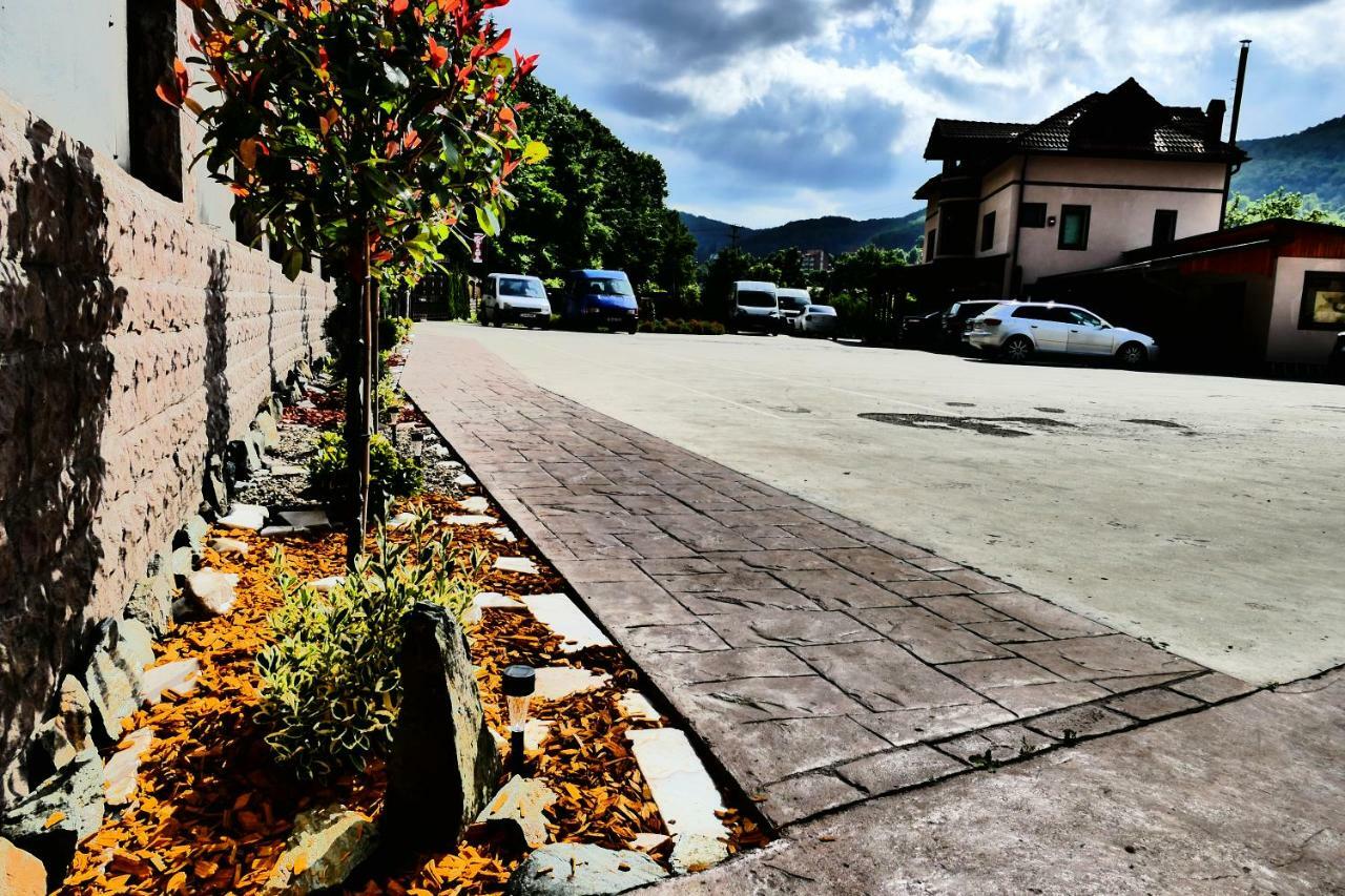 Hotel Pensiunea Roua Florilor Anina Esterno foto