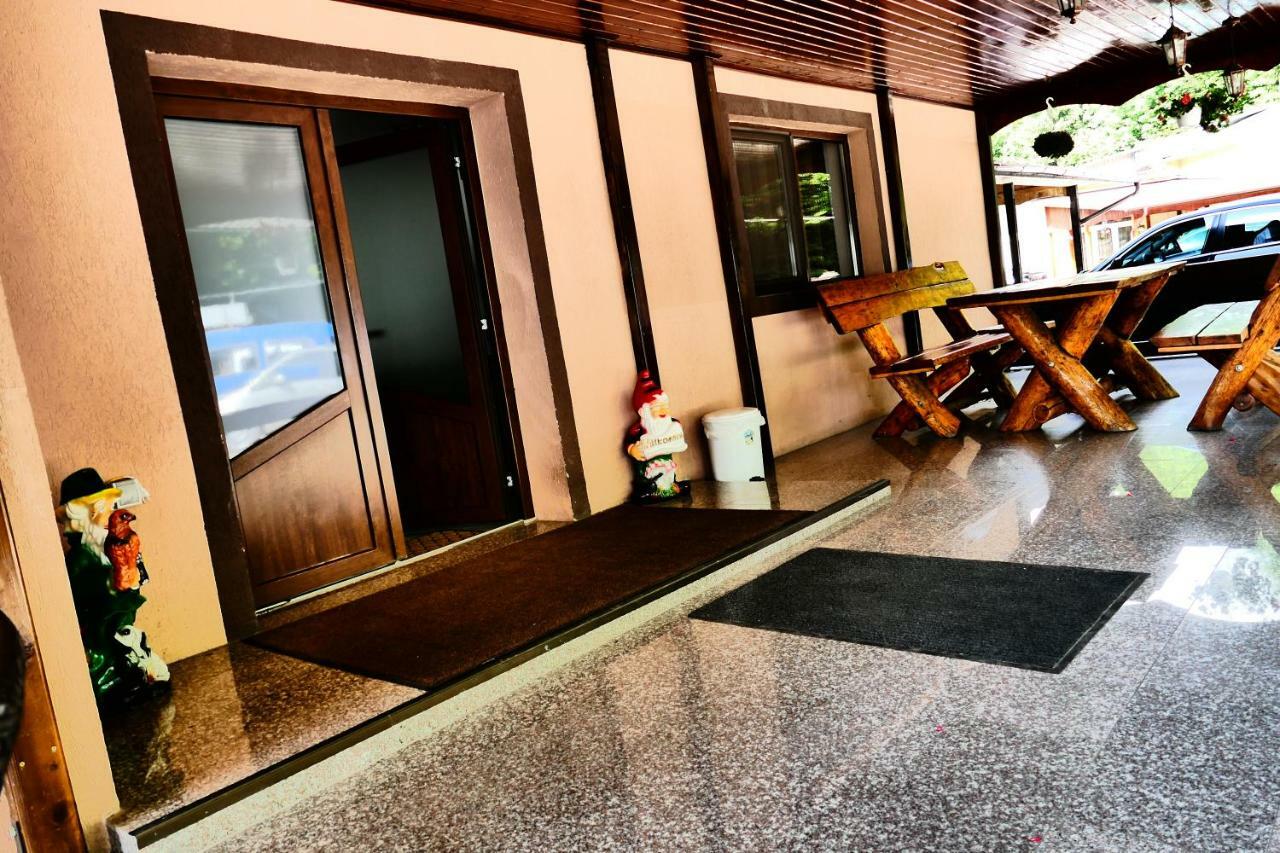Hotel Pensiunea Roua Florilor Anina Esterno foto